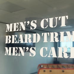 Klebebeschriftung für Fenster